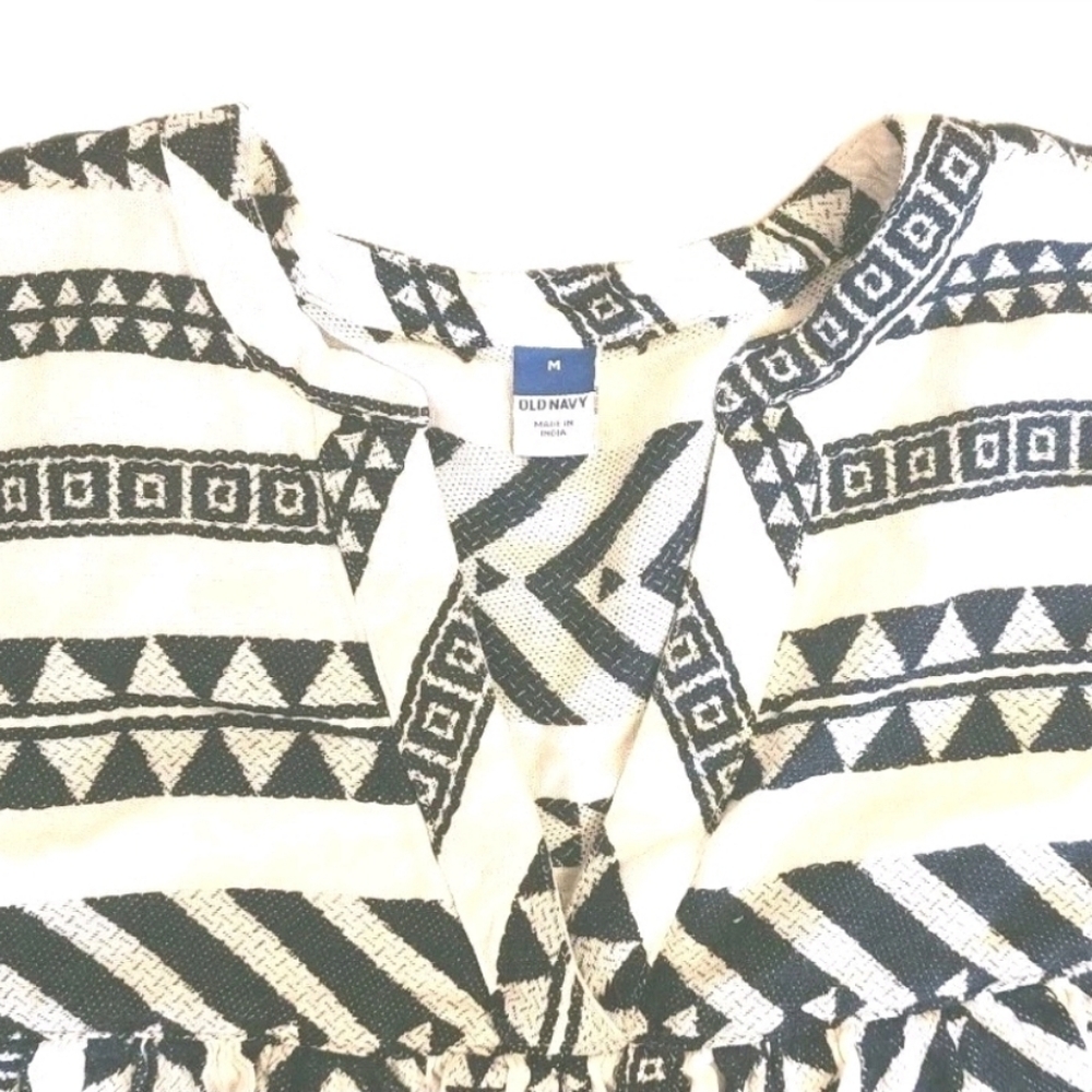Old Navy Women’s Black & White Geometric Print Top Medium EUC - Picture 4 of 5